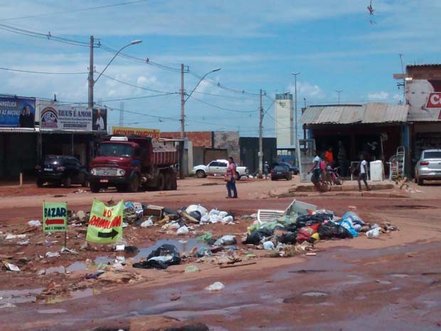 Avenida central do Sol Nascente tomada por buracos e lixos (Foto: Isabella Calzolari/G1)
