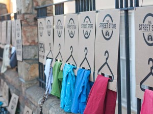 Roupas, acess&oacute;rios e cal&ccedil;ados podem ser doados (Foto: Neal Tofesky/Divulga&ccedil;&atilde;o/Street Store)