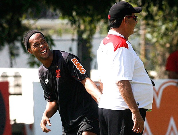 Ronaldinho Gaúcho e Joel Santana no treino do Flamengo (Foto: Jorge William / Ag. O Globo)