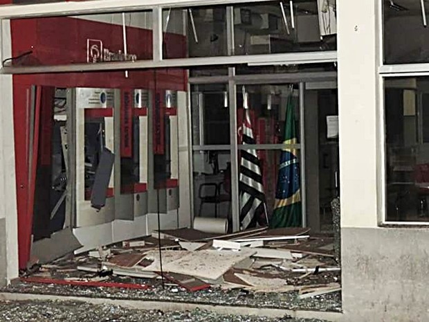 Suspeitos fugiram após ataque em agência bancária de Conchas (Foto: Sidnei Miranda/Folha Regional)