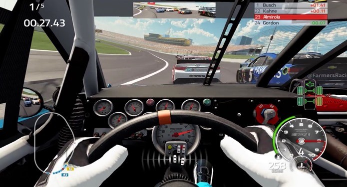Partículas e novos retrovisores são as únicas novidades visuais de NASCAR 15 (Foto: Reprodução / Dario Coutinho)