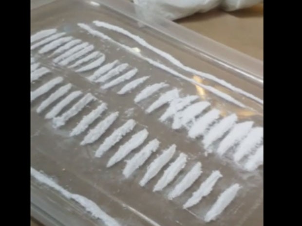 Imagens mostram bandeja com fileiras de um pó branco, supostamente cocaína (Foto: Reprodução/YouTube)
