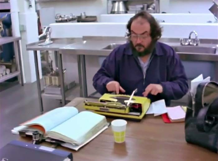 O cineasta Stanley Kubrick, responsável por "O Iluminado", "2001 - Uma Odisseia no Espaço" e "Laranja Mecânica", gostava de escrever seus roteiros em sua Addler Tippa S (Foto: Reprodução)