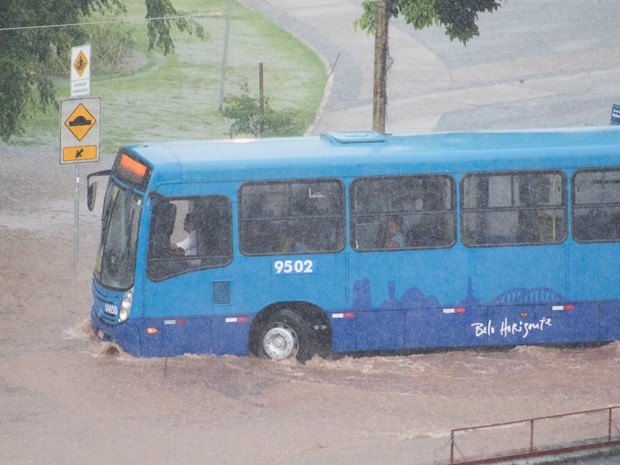 Chuva alaga Avenida Mendes Pimentel no Campus da UFMG (Foto: Lucas Braga/UFMG)