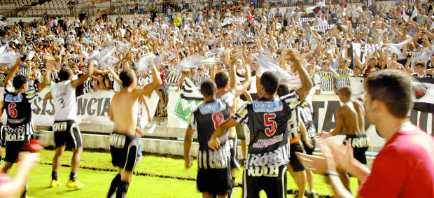 Botafogo-PB festa com a torcida (Foto: Richardson Gray/Globoesporte.com)