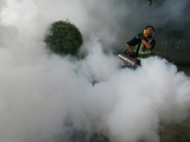 Funcionário passa produto para eliminar mosquitos em uma área onde casos de zika foram descobertos em Cingapura (Foto: Edgar Su/Reuters)