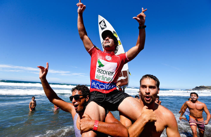 Ian Gouveia comemora vitória em Açores, Portugal (Foto: WSL / Laurent Masurel ) Ian Gouveia comemora vitória em Açores, Portugal (Foto: WSL / Laurent Masurel )