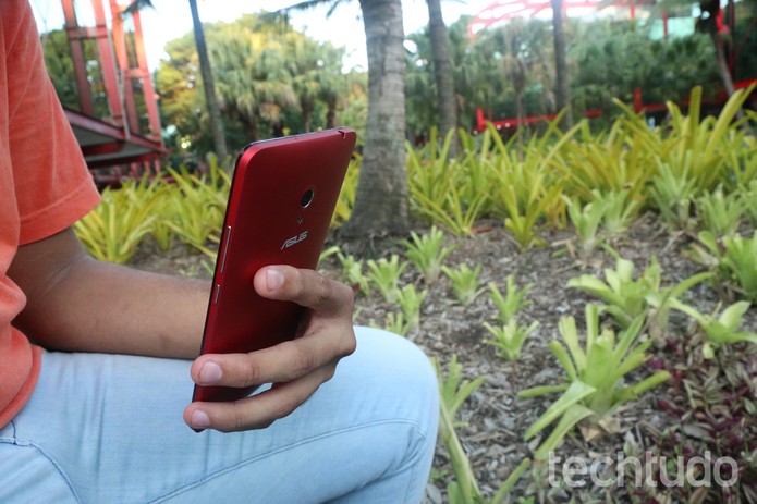 Por causa do tamanho, é bem difícil manusear o Zenfone 6 (Foto: Lucas Mendes/TechTudo) Por causa do tamanho, é bem difícil manusear o Zenfone 6 (Foto: Lucas Mendes/TechTudo)