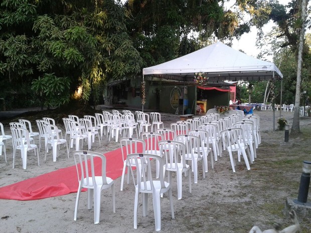 Cerimônia sem luxo foi realizada em camping, com cadeiras de plástico (Foto: Dione Aguiar/G1)