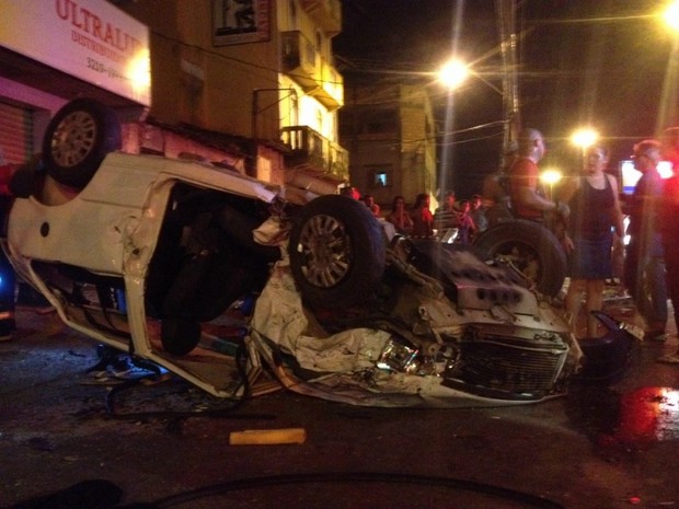 Carro ficou destruído após a batida (Foto: Vitor Jubini/ A Gazeta)