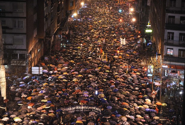 Manifestação em Bilbao (Foto: Rafa Rivas/AFP)