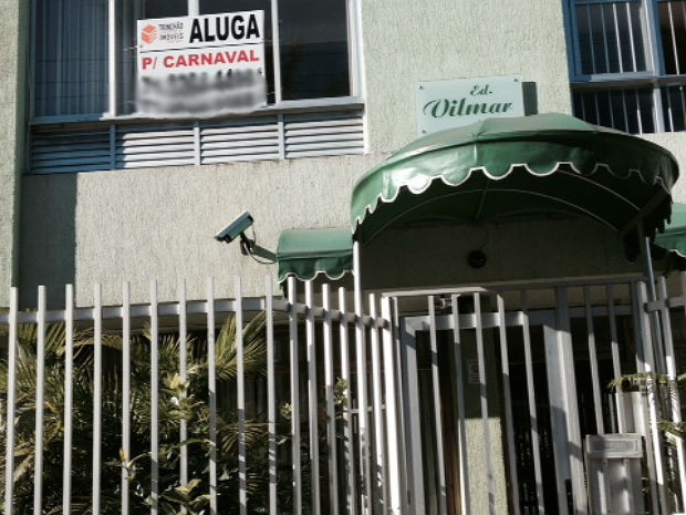 Apartamento expõe placa de aluguel, em Ondina (Foto: Henrique Mendes / G1)