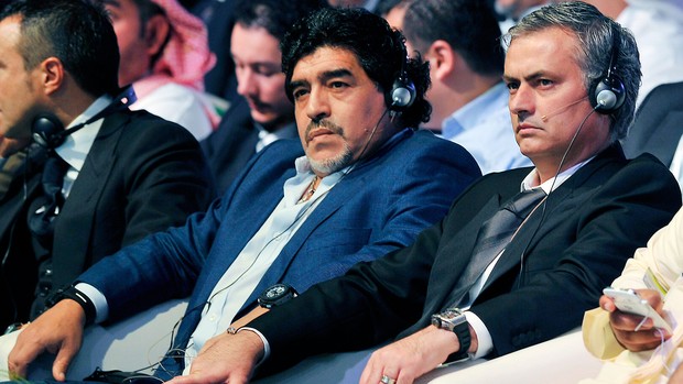 Maradona e José Mourinho em conferência de esporte em Dubai (Foto: Reuters)