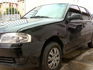 Carro foi levado pelos assaltantes, que o abandonaram no bairro Macaúba (Foto: Reprodução/TV Clube)