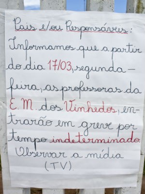 Na Escola Municipal dos Vinhedos, em Santa Felicidade, os professores colocaram um cartaz para avisar sobre a greve (Foto: Cleveson José/ RPC TV)