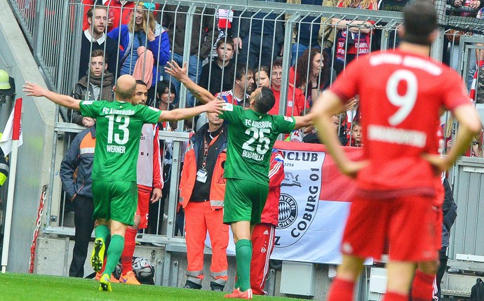 Augsburg comemora vitória Bayern de Munique (Foto: EFE/EPA/PETER KNEFFEL)