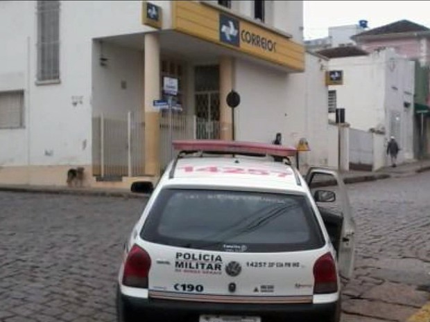 Homens armados assaltaram agência dos Correios de Muzambinho (MG) (Foto: Reprodução EPTV) Homens armados assaltaram agência dos Correios de Muzambinho (MG) (Foto: Reprodução EPTV)