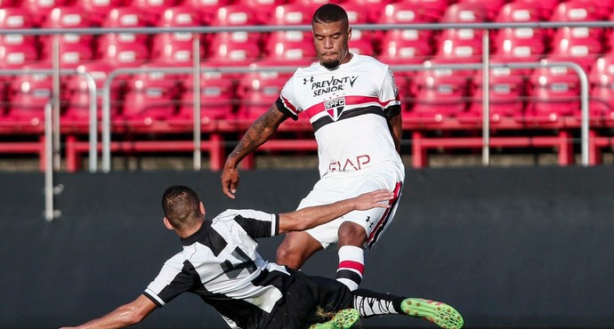Lateral-esquerdo Júnior, do time sub-20, pode subir para o profissional do São Paulo (Foto: Miguel Schincariol)
