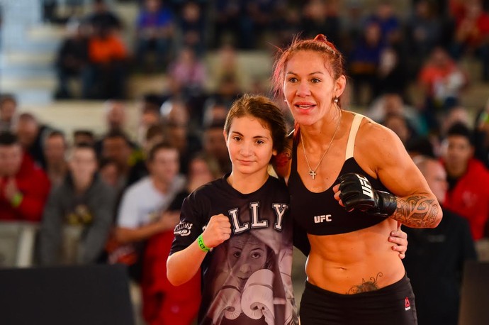Cris Cyborg treina com fã (Foto: Jason Silva) Cris Cyborg treina com fã (Foto: Jason Silva)