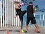 Susana Werner treina boxe com personal na orla de praia no Rio