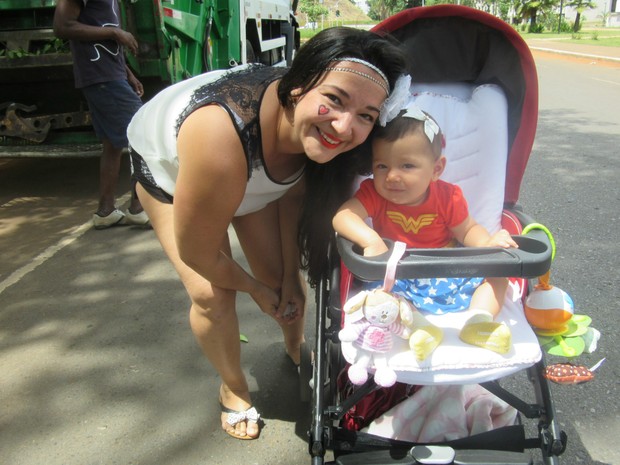 A professora Jéssica Helena Costa com seu filho de 7 meses no Galinho de Brasília (Foto: Jéssica Nascimento/G1) A professora Jéssica Helena Costa com seu filho de 7 meses no Galinho de Brasília (Foto: Jéssica Nascimento/G1)