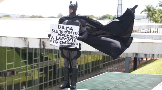 Homem vestido de Batman, em protesto, durante manifestação na parte externa do Congresso, durante cerimônia de posse dos novos deputados, na Camara dos Deputados, em Brasília. 