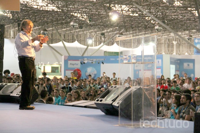 Bruce Dickinson fala aos campuseiros durante a Campus Party  (Foto: Renato Bazan/TechTudo)