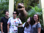 Elenco de 'Malhação' encontra dinossauro em atração do Universal Orlando Resort