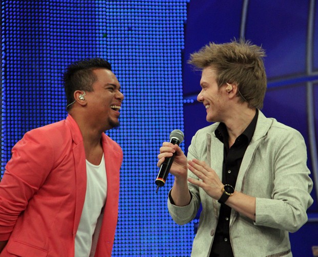 Michel Teló e Bruno cantaram o sucesso que compuseram juntos (Foto: Domingão do Faustão/ TV Globo)