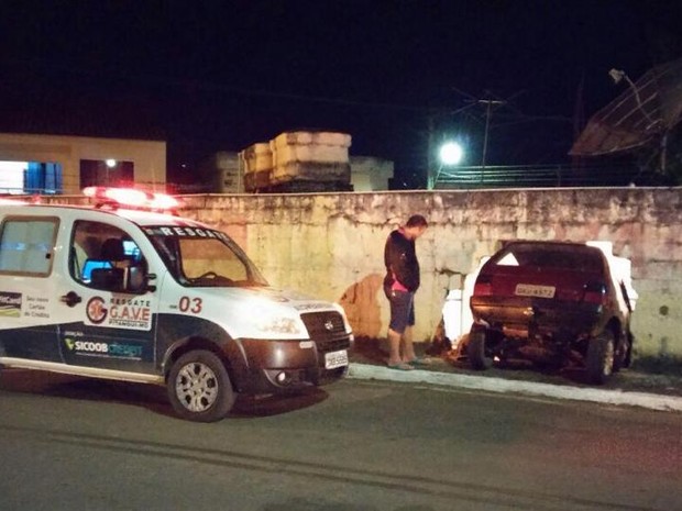 Carro entra dentro de casa em Pitangui (Foto: Cláudio Faria/ Arquivo Pessoal) Carro entra dentro de casa em Pitangui (Foto: Cláudio Faria/ Arquivo Pessoal)