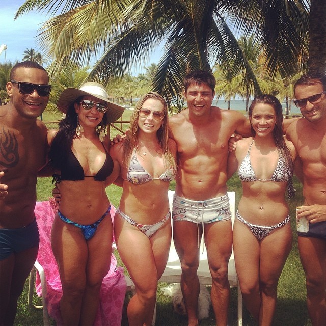 Tony Salles e Scheila Carvalho (à esquerda) em dia de piscina com mais amigos (Foto: Reprodução/Instagram)