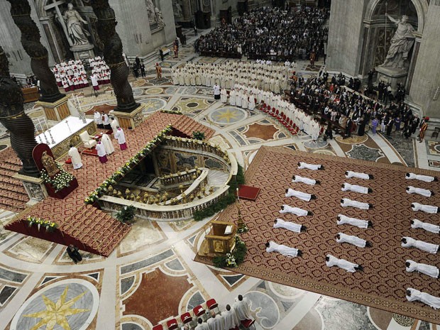 Papa Franciscou ordenou 19 novos sacerdotes neste domingo (26) (Foto: Giorgio Onorati/Reuters)