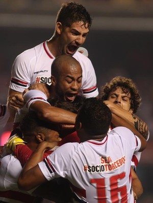 Jogadores do São Paulo comemoram gol (Foto: Rubens Chiri / saopaulofc.net)