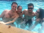 Pedro Leonardo faz farra na piscina ao lado da família