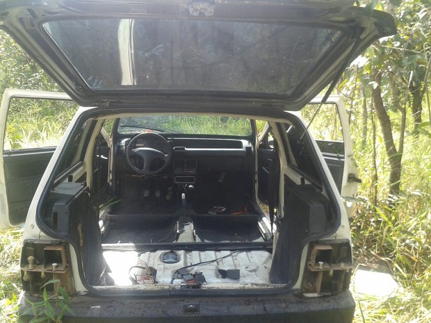 Encontrado carro furtado em Divinópolis (Foto: Polícia Militar/Divulgação) Encontrado carro furtado em Divinópolis (Foto: Polícia Militar/Divulgação)