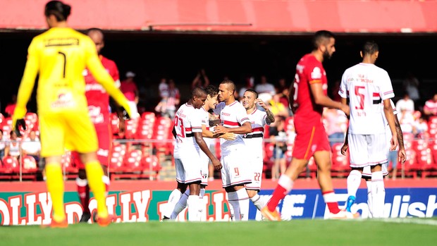 Alexandre Pato comemora gol do São Paulo contra o Audax (Foto: Marcos Ribolli)