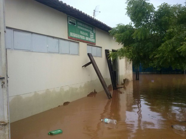 Grupamento da Polícia Militar ficou totalmente tomado pela água (Foto: Alonso Gomes/Arquivo Pessoal)