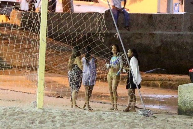 Rihanna vai a Praia a noite  (Foto: André Freitas / Agnews)