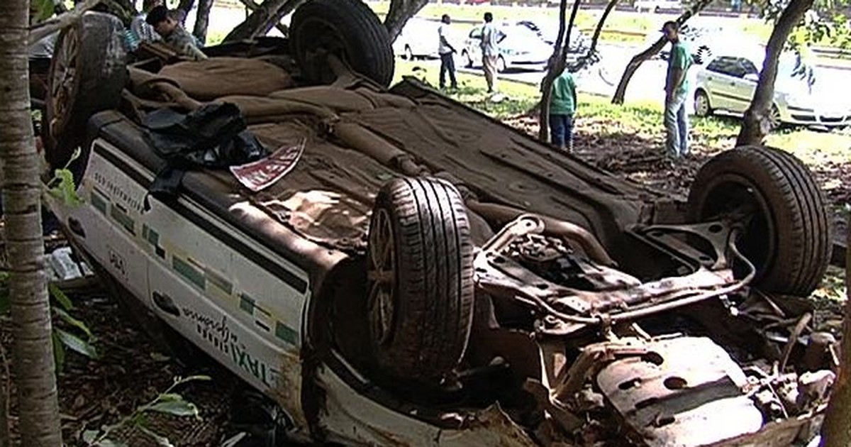 G1 Taxista capota veículo na Marginal Botafogo em Goiânia notícias