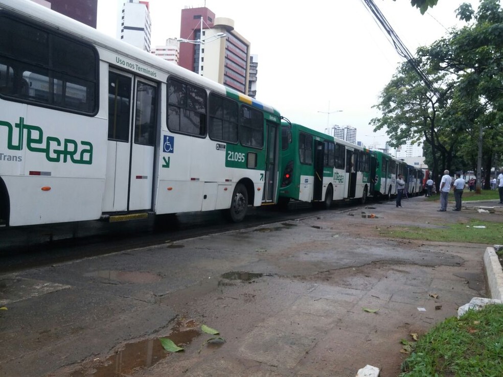 Ônibus parados em fila na Avenida ACM, em Salvador (Foto: Juliana Almirante/G1)