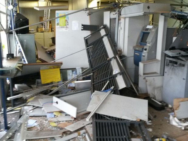 Grupo explode caixas eletrônicos durante a madrugada em Planura (Foto: Arquivo Pessoal)