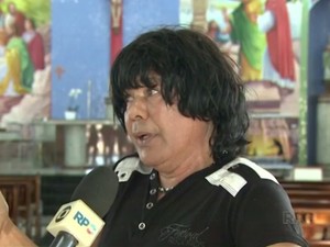 Padre Aparecido Porto de Jesus comemora a criação de um projeto de lei para reduzir os salários dos vereadores (Foto: Reprodução RPC)