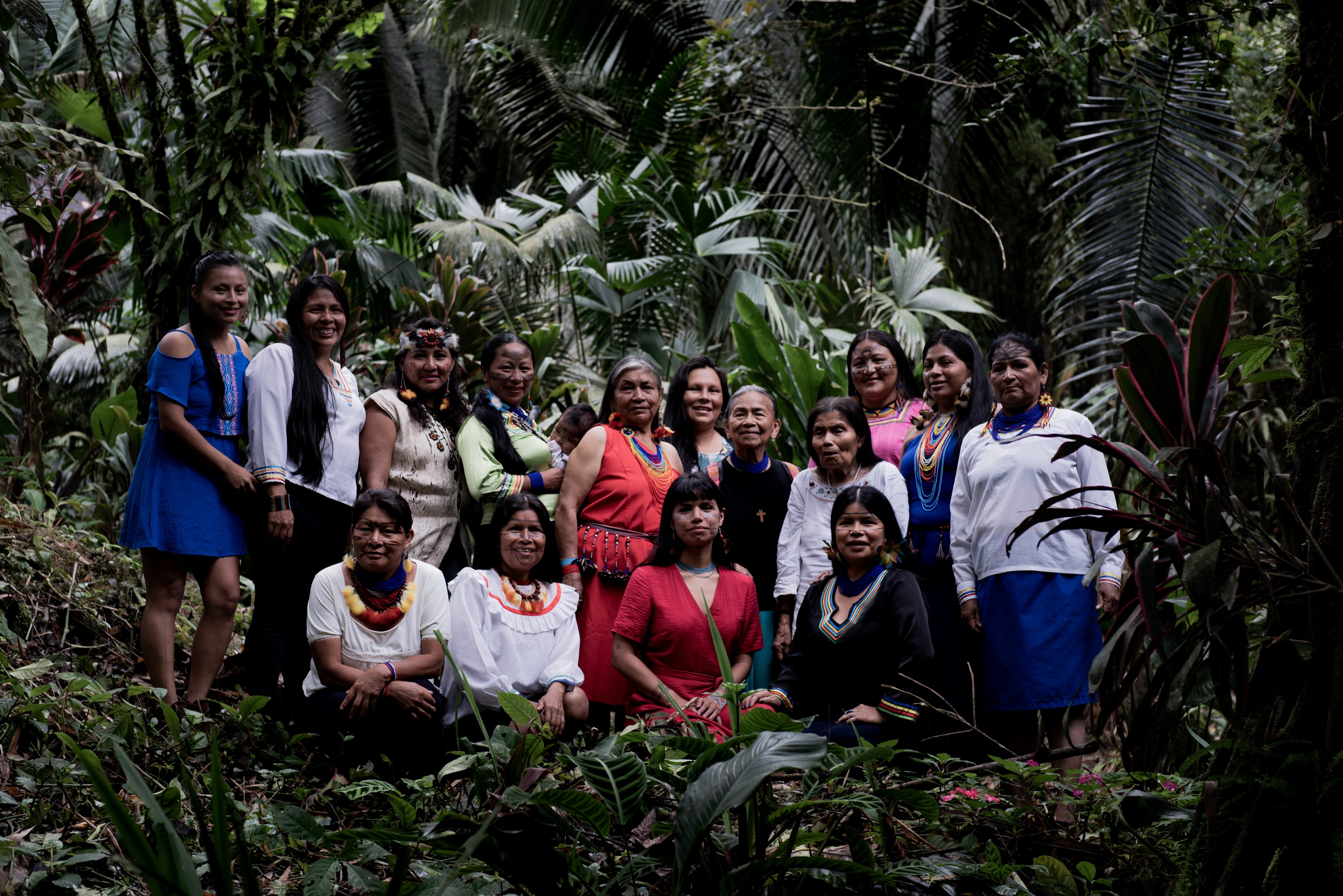 Mujeres Amazonicas é um coletivo de mulheres indígenas de seis nações - os Kichwa, Shuar, Achua, Shiwiar, Sapara e Waorani - lutando contra a violência de gênero e pela proteção da Amazônia das indústrias extrativas (Foto: Alice Aedy)