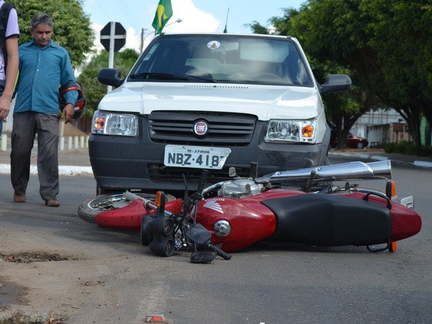 G Motociclista sofre fratura na perna ao colidir com automóvel em Ji Paraná notícias em