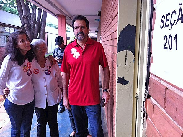 O governador Agnelo Queiroz na fila para votação em escola na Asa Sul, em Brasília, na manhã deste domingo (Foto: Isabella Formiga/G1)