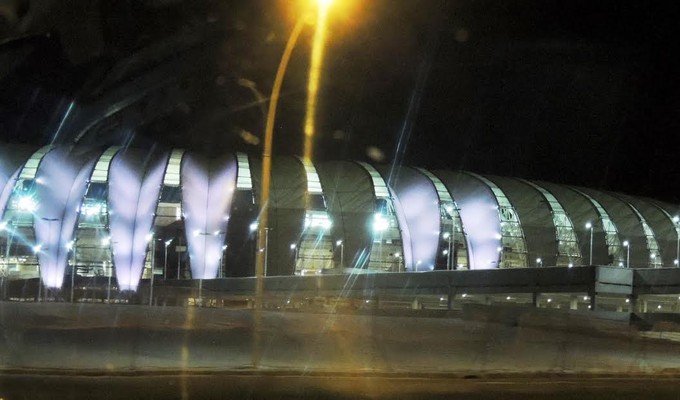 Beira-Rio ganha iluminação à noite (Foto: Lucas Rizzatti/GloboEsporte.com)