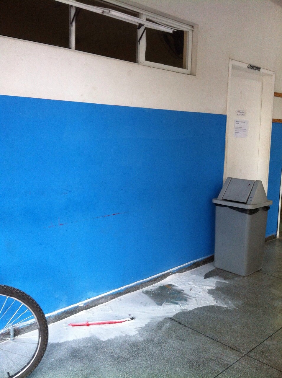 Escola foi alvo de vandalismo em Joinville (Foto: Cinthia Raasch/RBS TV)