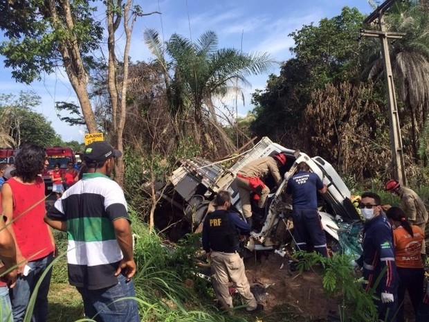 Acidente na BR-316 mata ao menos três pessoas próximo a Codó (Foto: Regina Santana / TV Mirante Caxias)