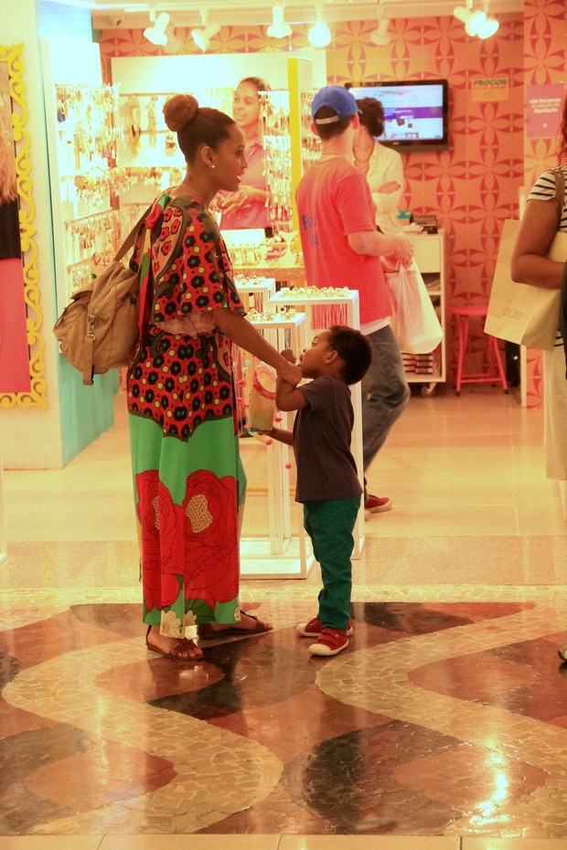 Taís Araújo e o filho, João Vicente, em shopping na Zona Sul do Rio (Foto: Thiago Martins/ Ag. News)