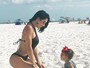 Fofura! Bella Falconi posa com a filha em dia de praia